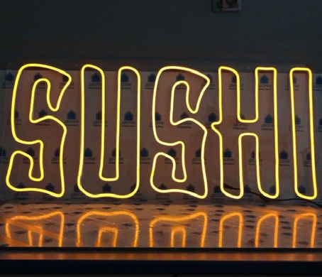 Горизонтальна неонова вивіска Sushi 350х800 мм &mdash; помітна реклама японської кухні.