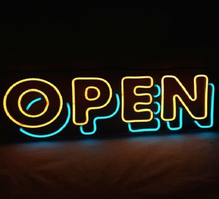 Неонова вивіска OPEN на прозорому акрилі